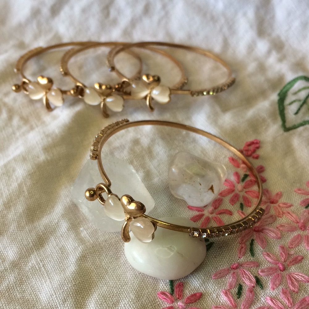 Gold bracelet with shamrock hearts